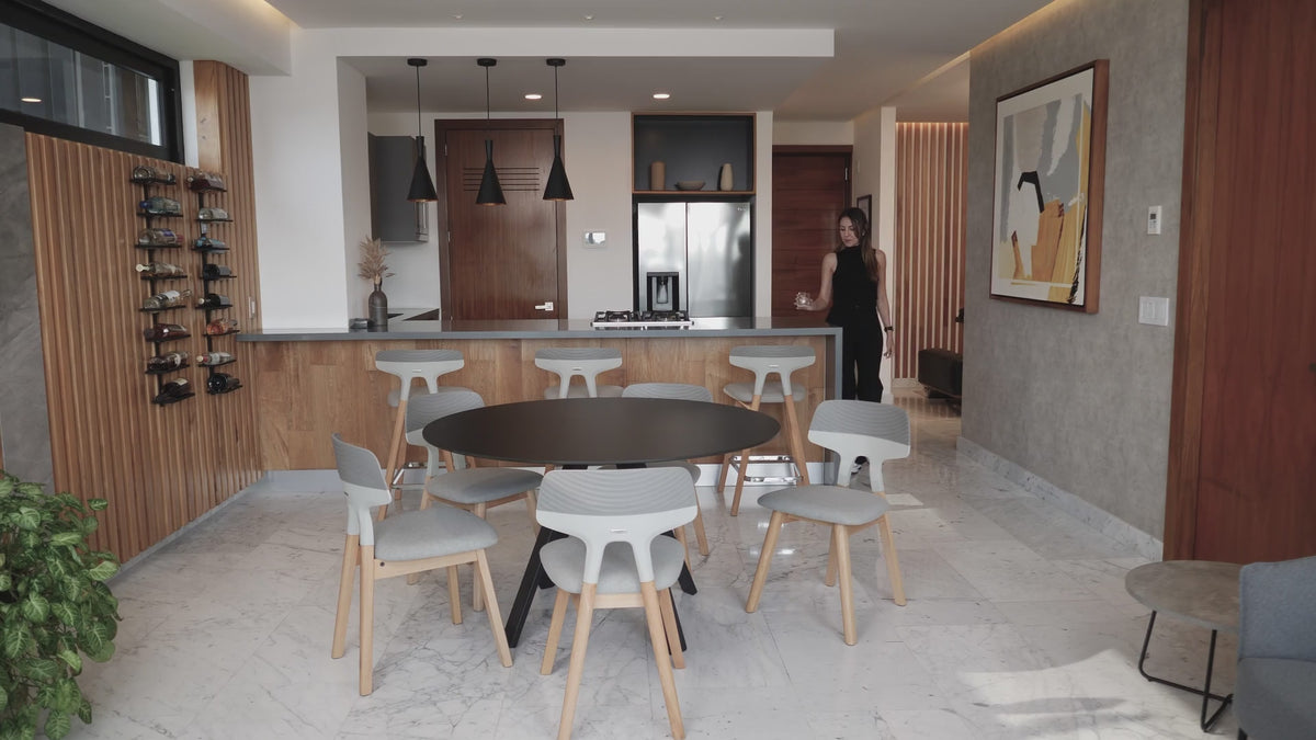 Silla SHINE de madera de haya en movimiento